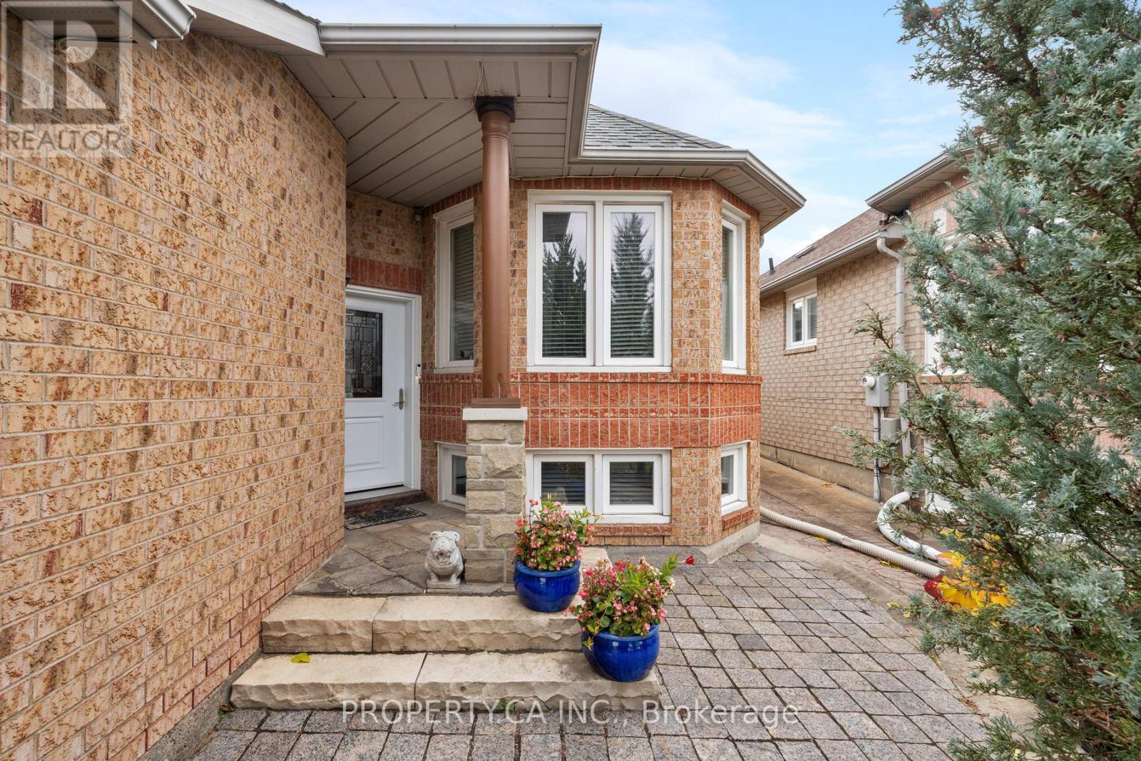 12 Suncrest Drive, Brampton, Ontario  L6X 4L6 - Photo 4 - W12522200