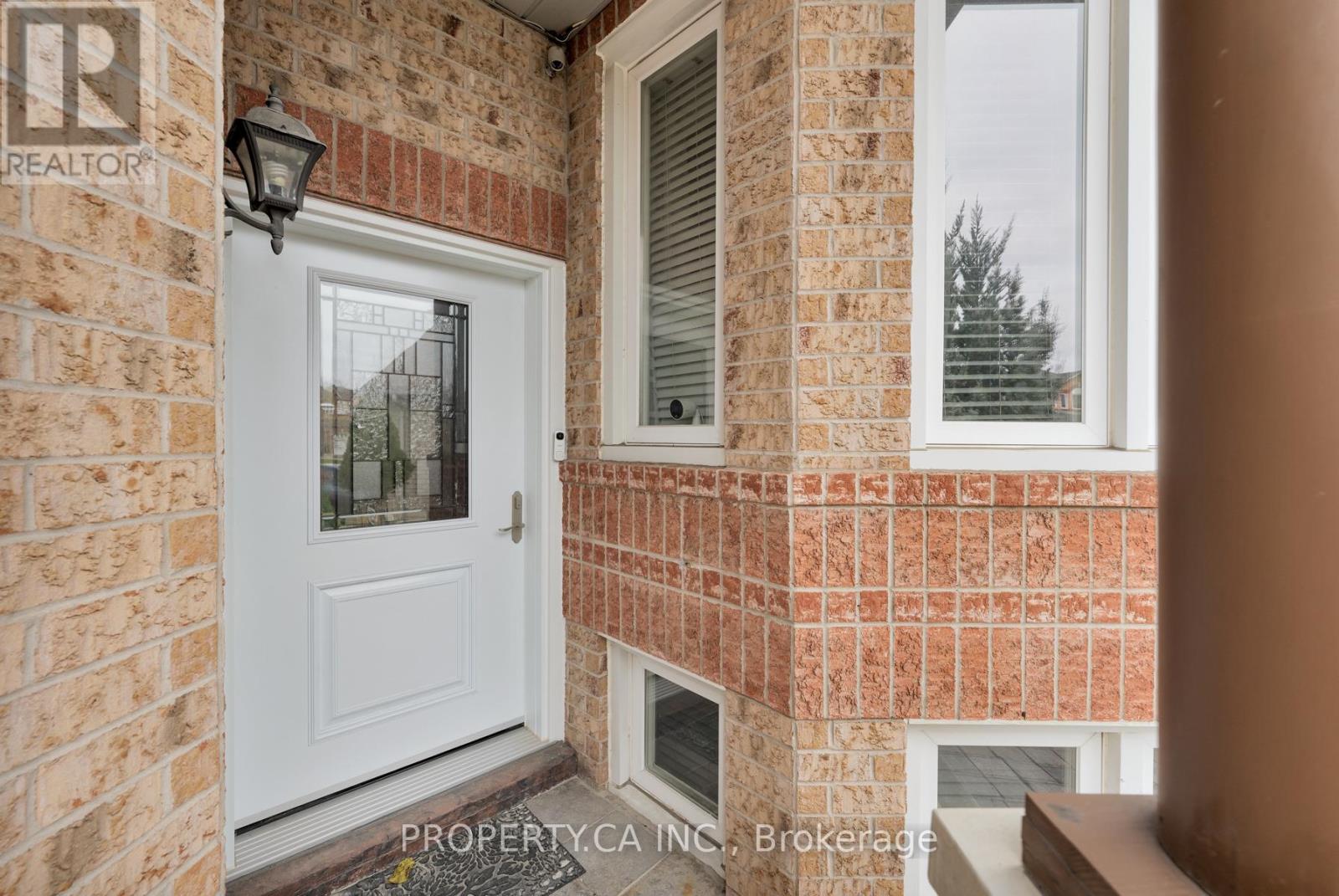 12 Suncrest Drive, Brampton, Ontario  L6X 4L6 - Photo 5 - W12522200