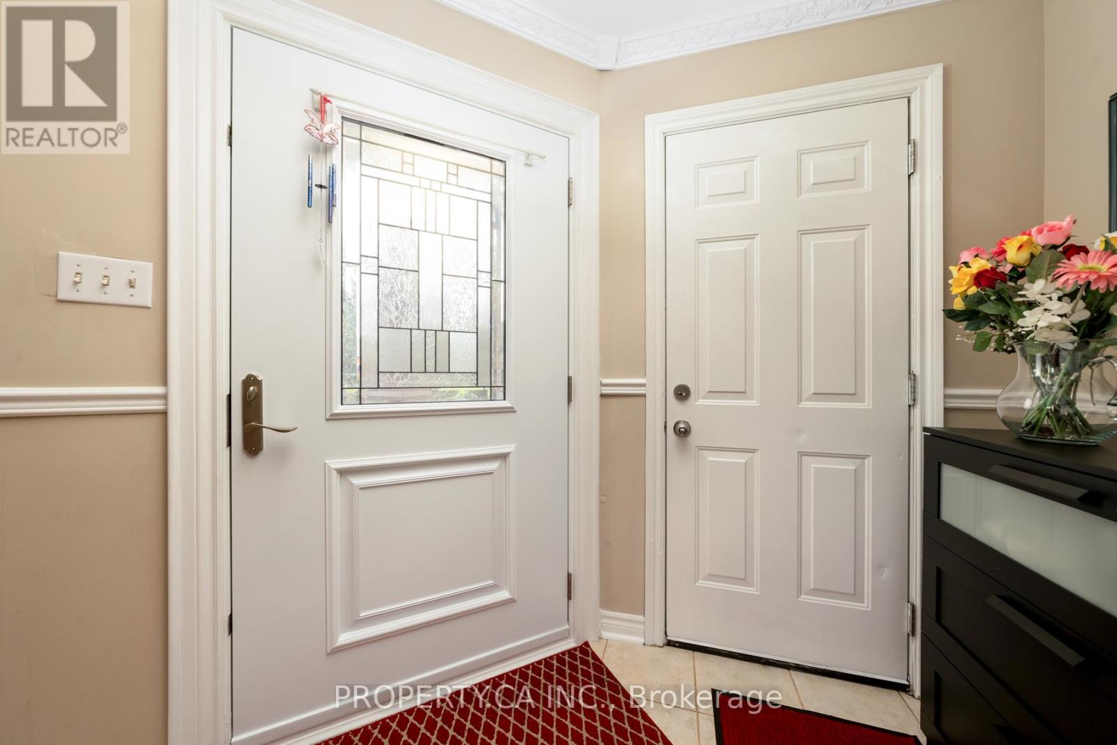 12 Suncrest Drive, Brampton, Ontario  L6X 4L6 - Photo 6 - W12522200