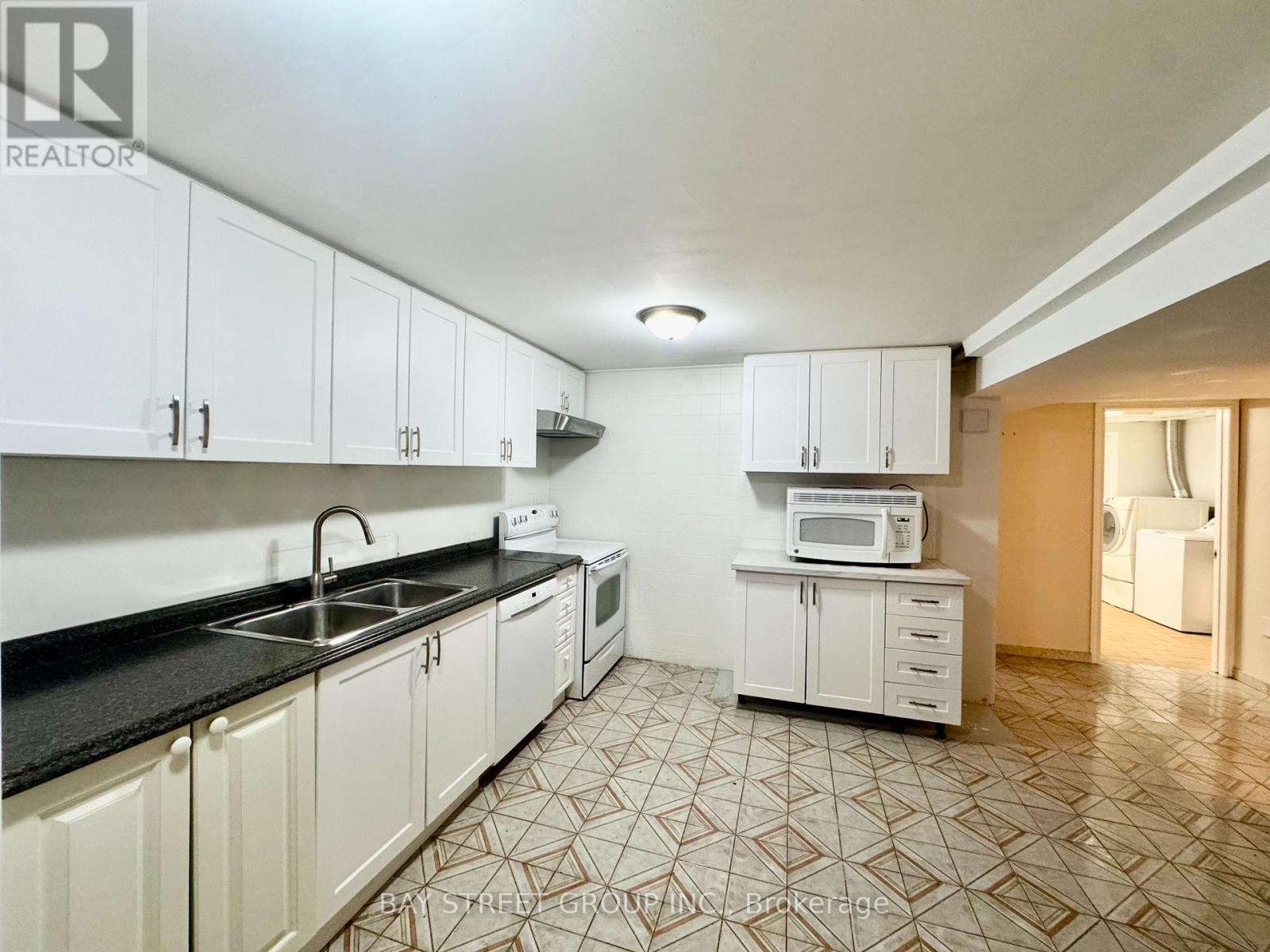 Lower - 3136 Victoria Street, Oakville, Ontario  L6L 1K2 - Photo 7 - W12522262