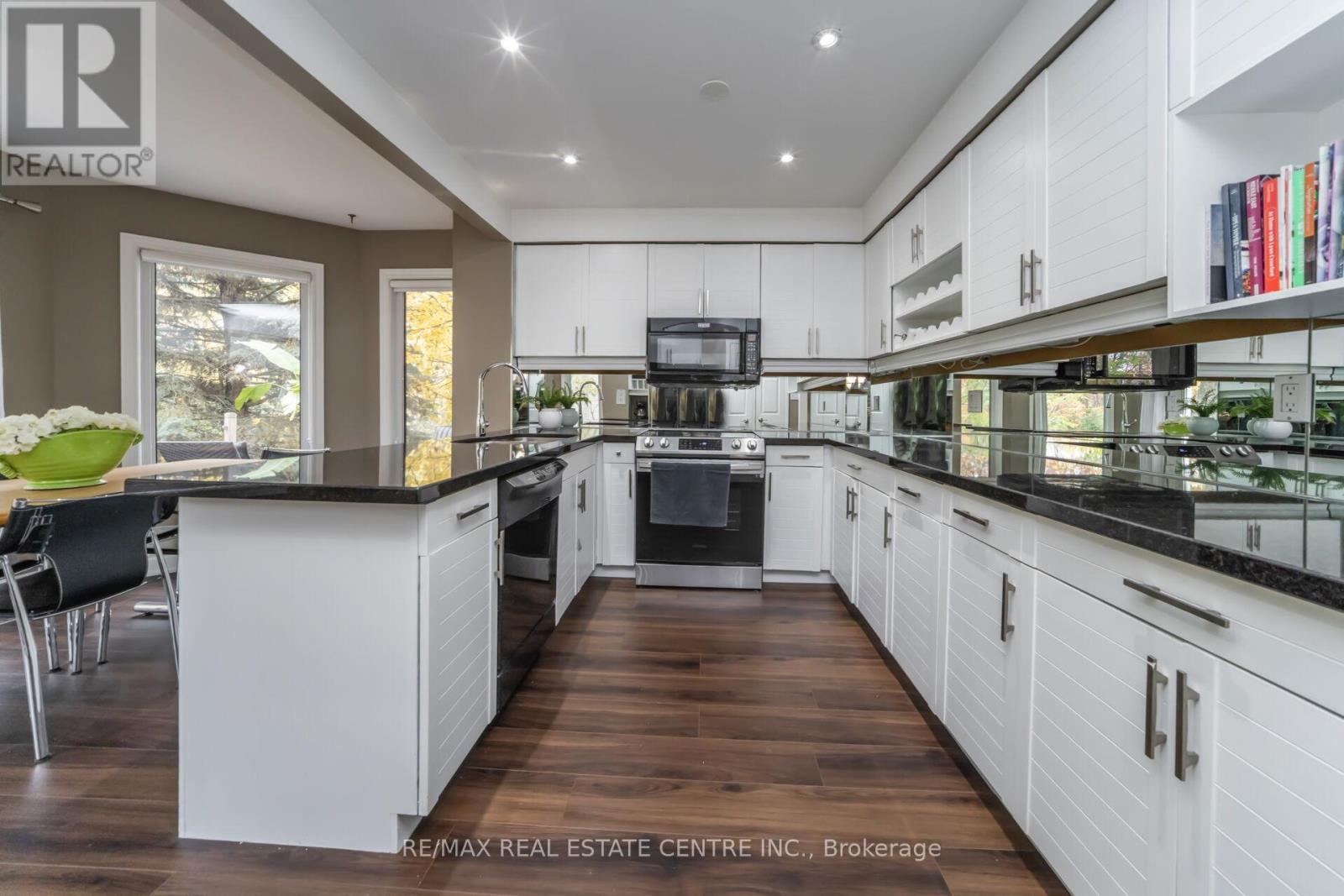 25 Brookbank Court, Brampton, Ontario L6Z 3G4 - Photo 12 - W12522300