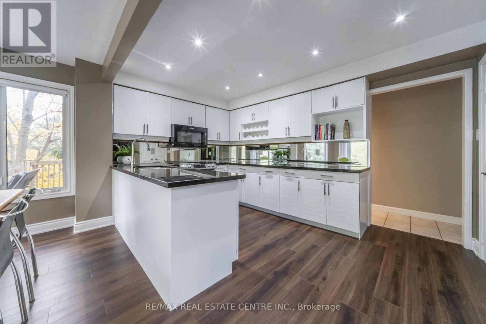 25 Brookbank Court, Brampton, Ontario L6Z 3G4 - Photo 13 - W12522300