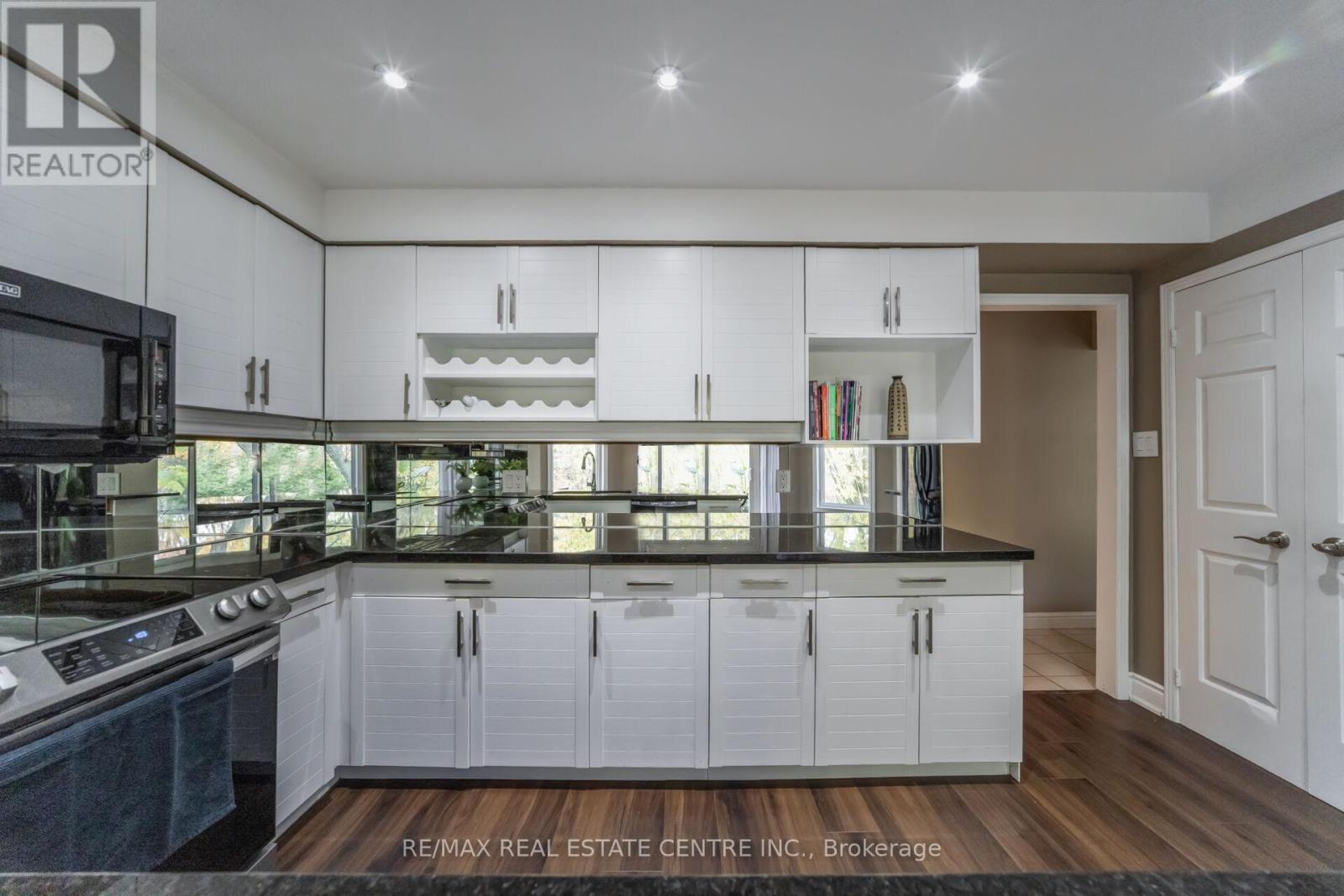 25 Brookbank Court, Brampton, Ontario L6Z 3G4 - Photo 14 - W12522300