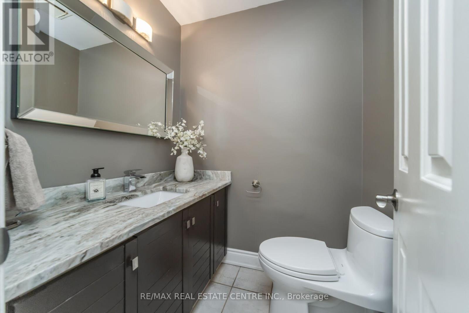 25 Brookbank Court, Brampton, Ontario L6Z 3G4 - Photo 18 - W12522300