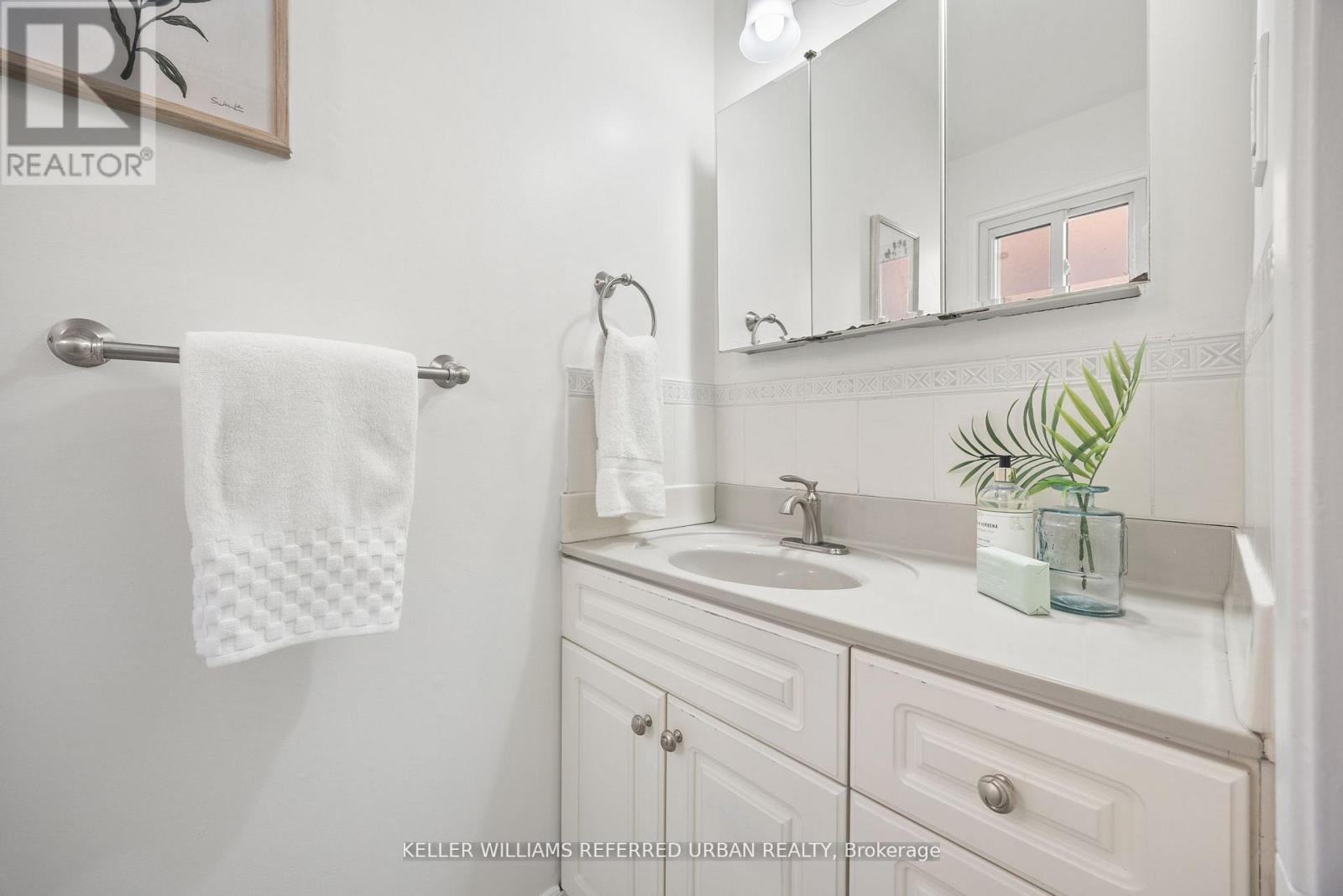 17 Madron Crescent, Toronto, Ontario  M3J 1H8 - Photo 16 - W12522320