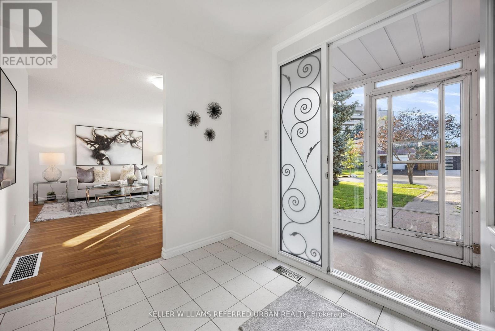 17 Madron Crescent, Toronto, Ontario  M3J 1H8 - Photo 4 - W12522320