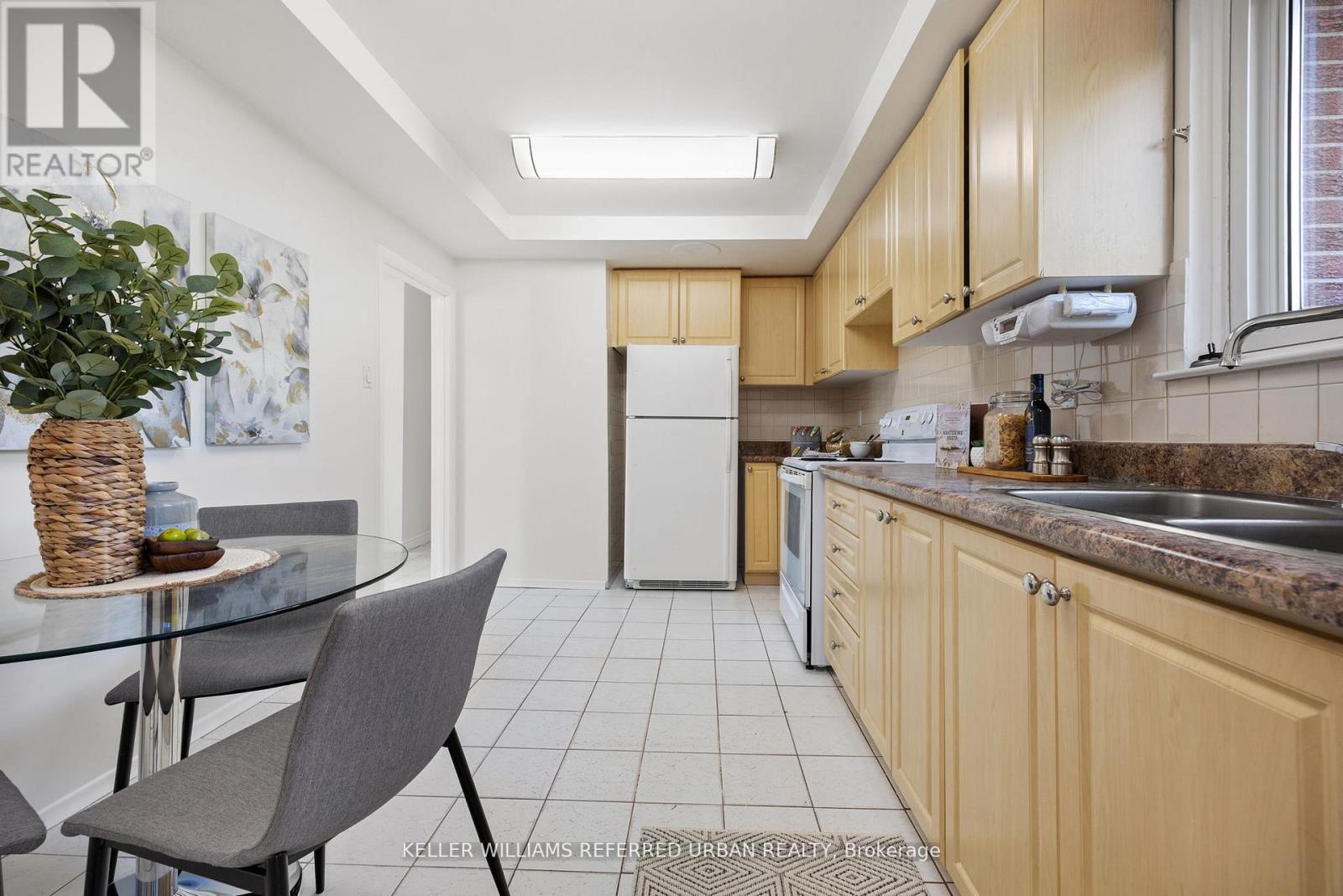 17 Madron Crescent, Toronto, Ontario  M3J 1H8 - Photo 7 - W12522320