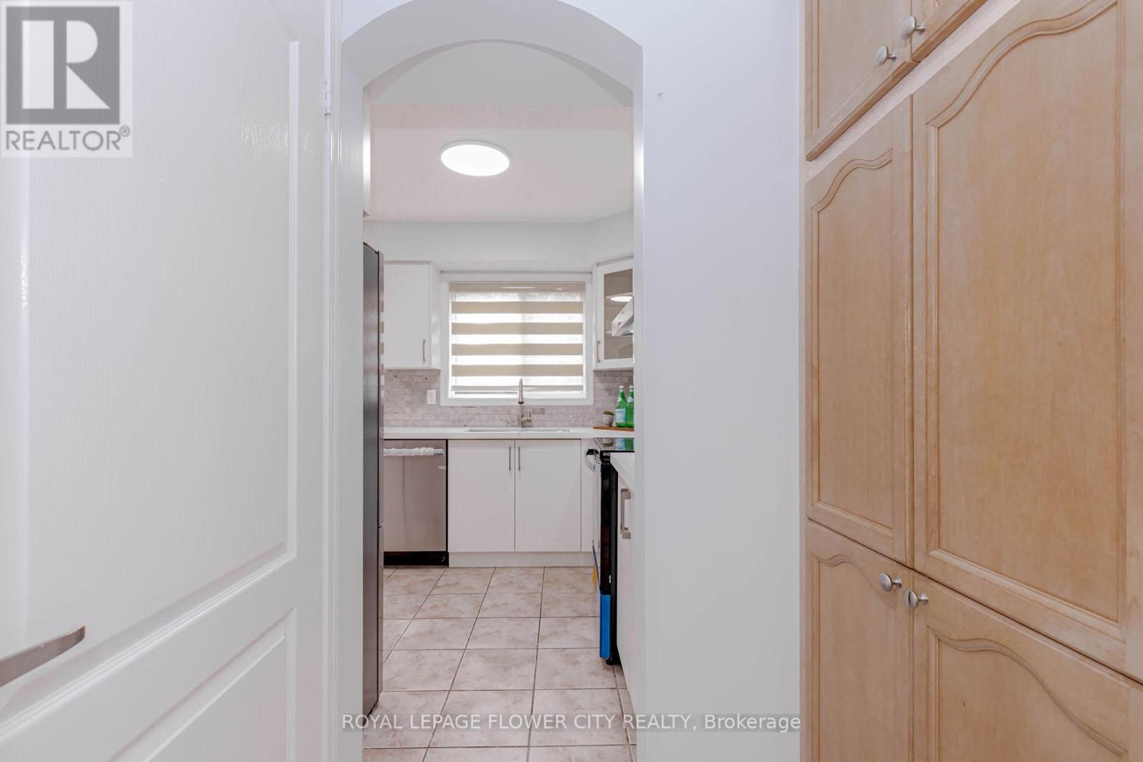 1805 Samuelson Circle, Mississauga, Ontario  L5N 7Z6 - Photo 13 - W12522324