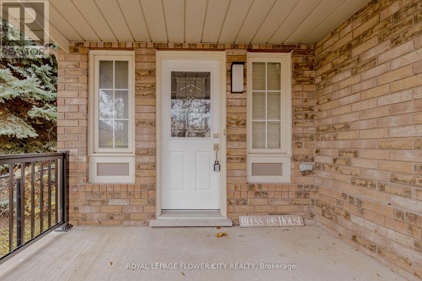 1805 Samuelson Circle, Mississauga, Ontario  L5N 7Z6 - Photo 4 - W12522324