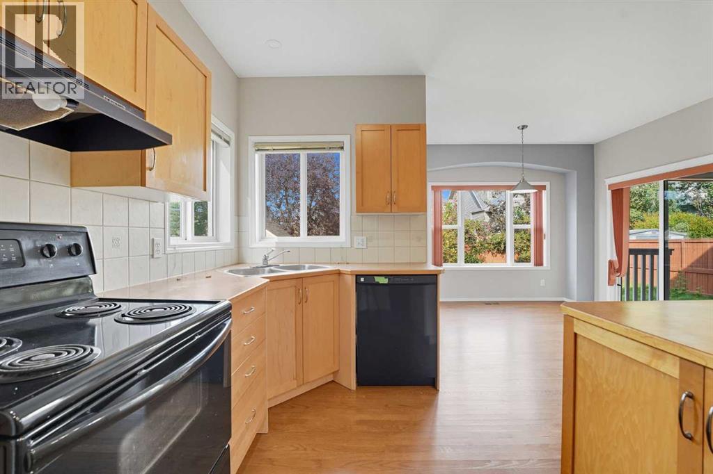 Property at 14 Rockborough Park NW image 2