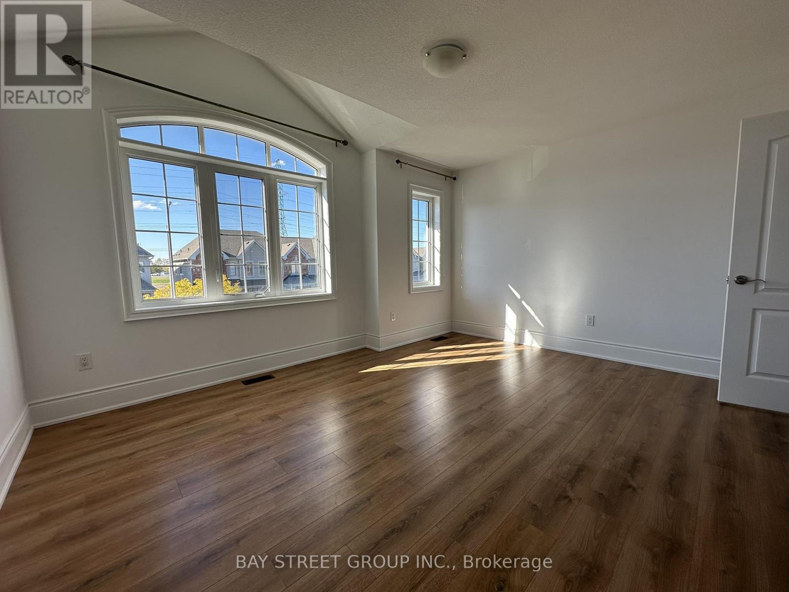 77 Sunset Way, Thorold, Ontario  L2V 0C7 - Photo 21 - X12522272