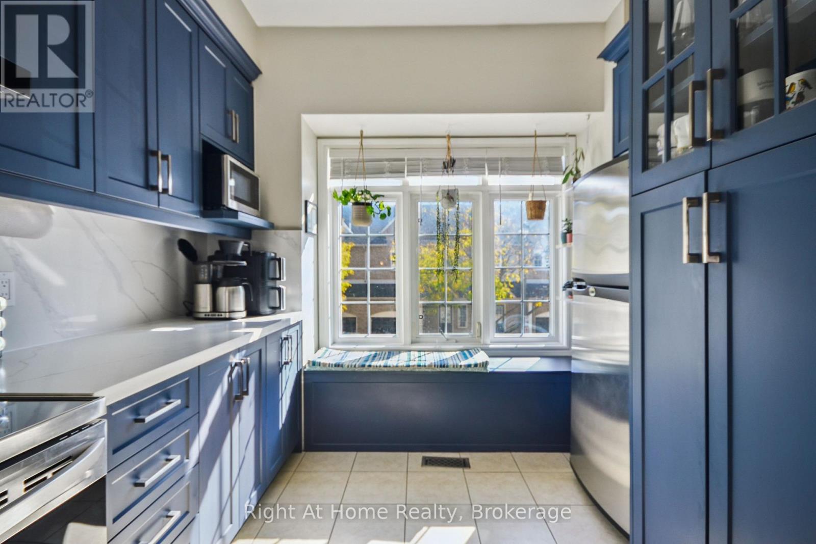 34 - 5080 Fairview Street, Burlington, Ontario L7L 7E9 - Photo 2 - W12468523