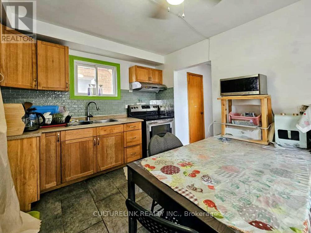 52 Palmerston Avenue, Toronto, Ontario M6J 2J1 - Photo 15 - C12522508