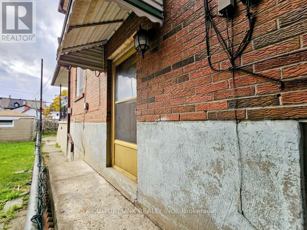 52 Palmerston Avenue, Toronto, Ontario M6J 2J1 - Photo 6 - C12522508