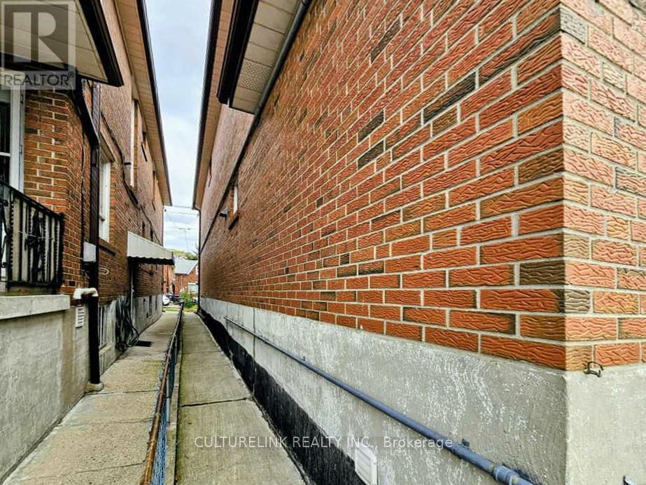 52 Palmerston Avenue, Toronto, Ontario M6J 2J1 - Photo 7 - C12522508