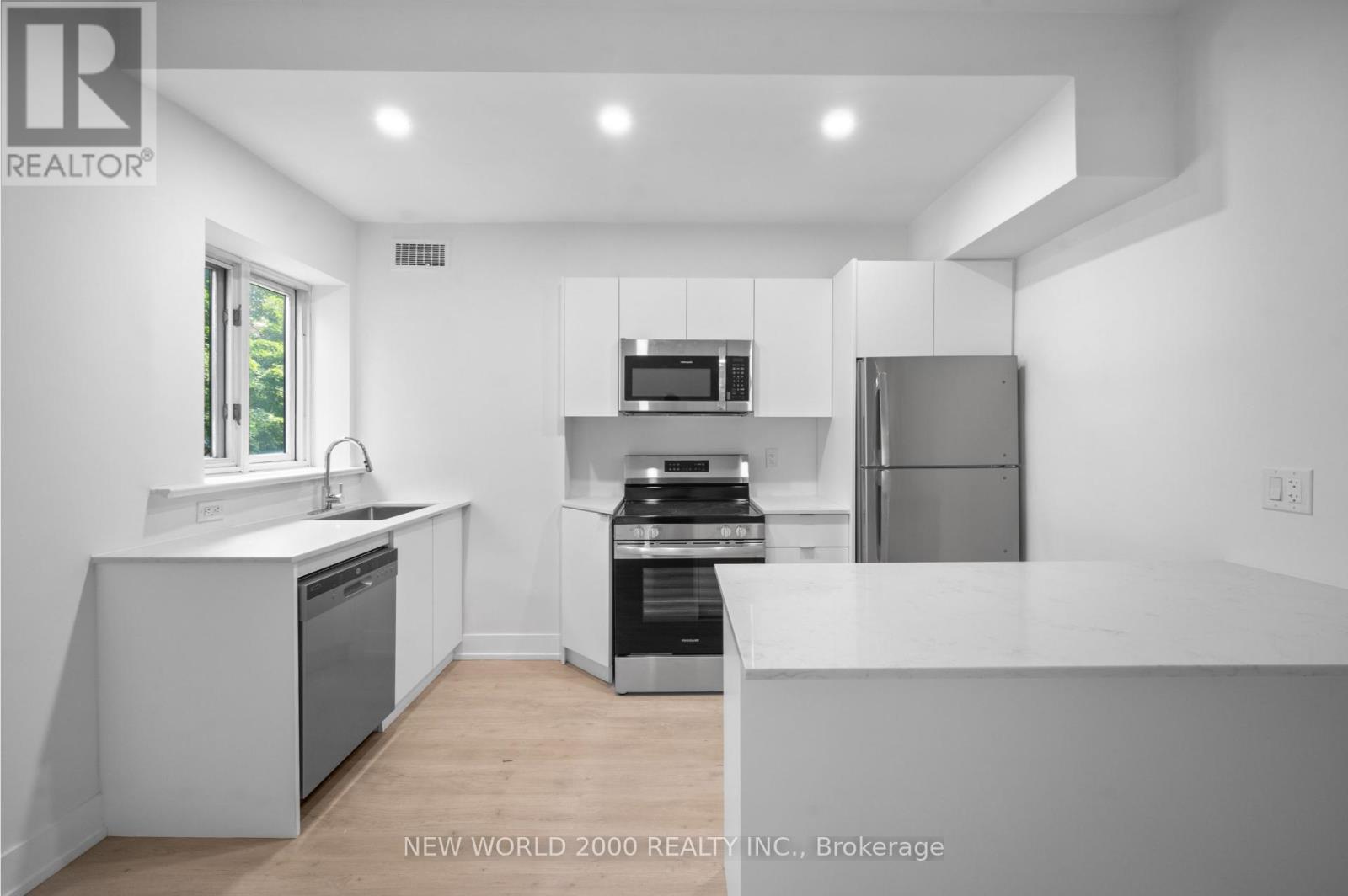 803 - 110 St Clair Avenue W, Toronto, Ontario M4V 1N4 - Photo 2 - C12522602