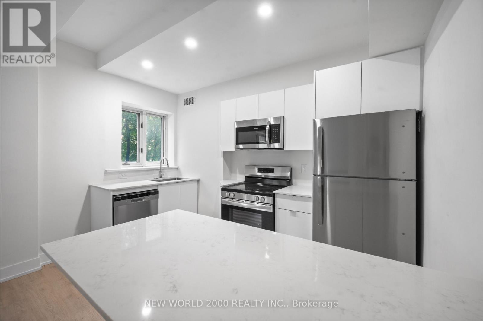 803 - 110 St Clair Avenue W, Toronto, Ontario M4V 1N4 - Photo 3 - C12522602