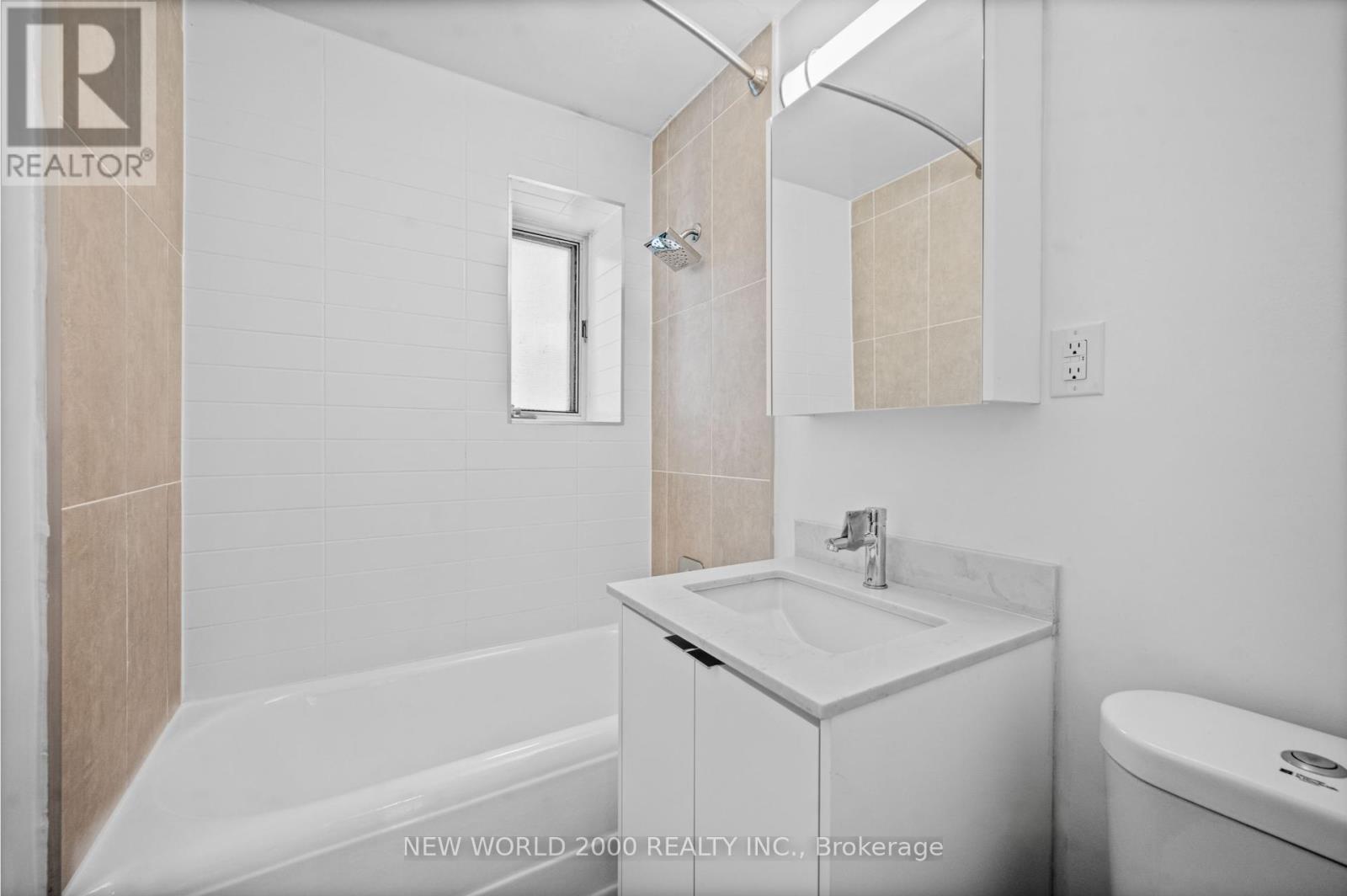 701 - 110 St Clair Avenue W, Toronto, Ontario M4V 1N4 - Photo 5 - C12522604