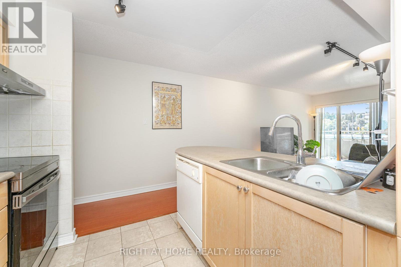 219 - 600 Queens Quay, Toronto, Ontario M5V 3M3 - Photo 16 - C12522622