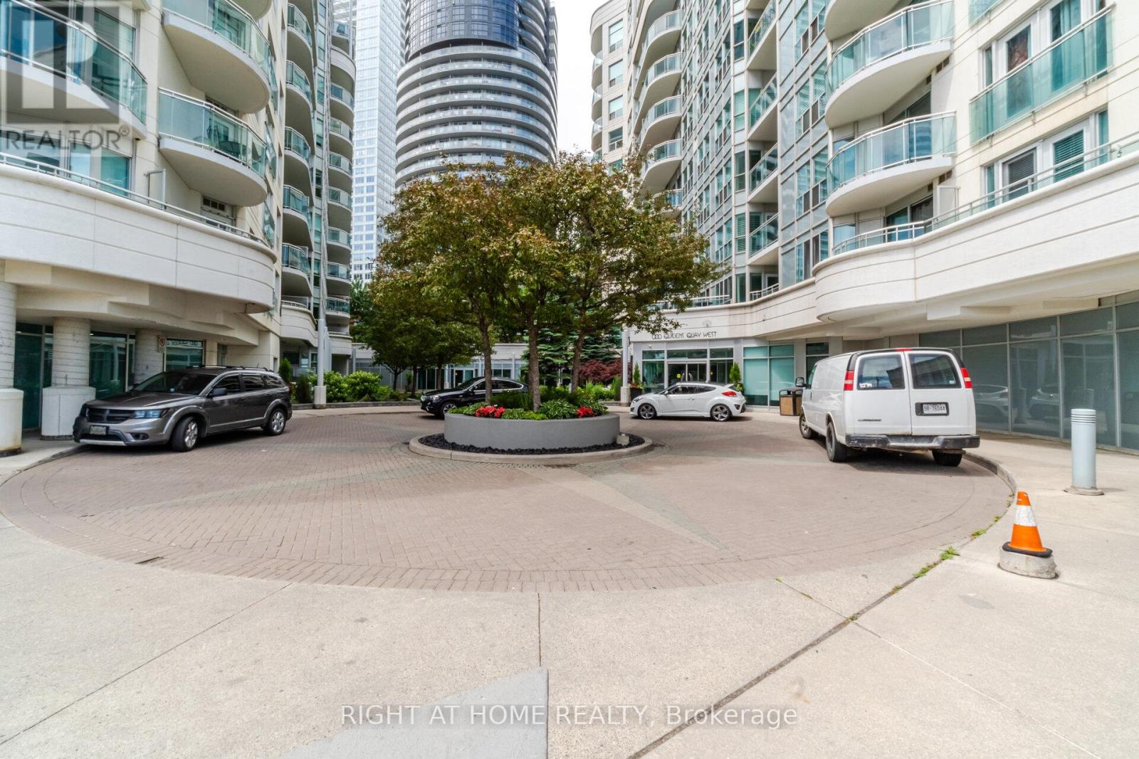 219 - 600 Queens Quay, Toronto, Ontario M5V 3M3 - Photo 3 - C12522622