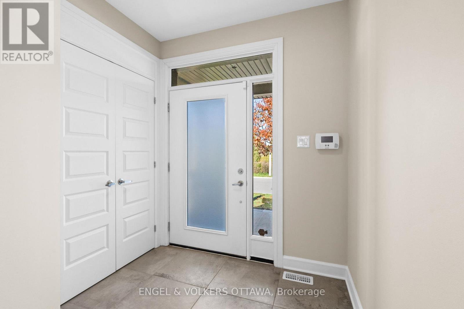 122 Helen Rapp Way, Ottawa, Ontario  K1T 0N4 - Photo 3 - X12522688