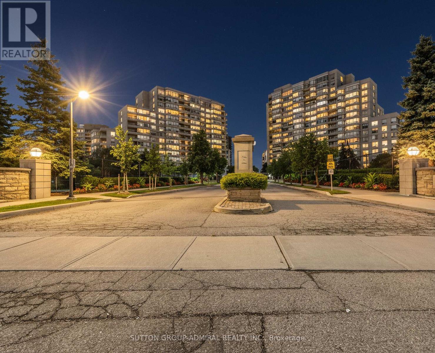 304 - 11 Townsgate Drive, Vaughan, Ontario L4J 8G4 - Photo 3 - N12522536