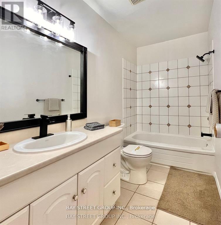 728 Sunnypoint Drive, Newmarket, Ontario  L3Y 2Z8 - Photo 19 - N12522678