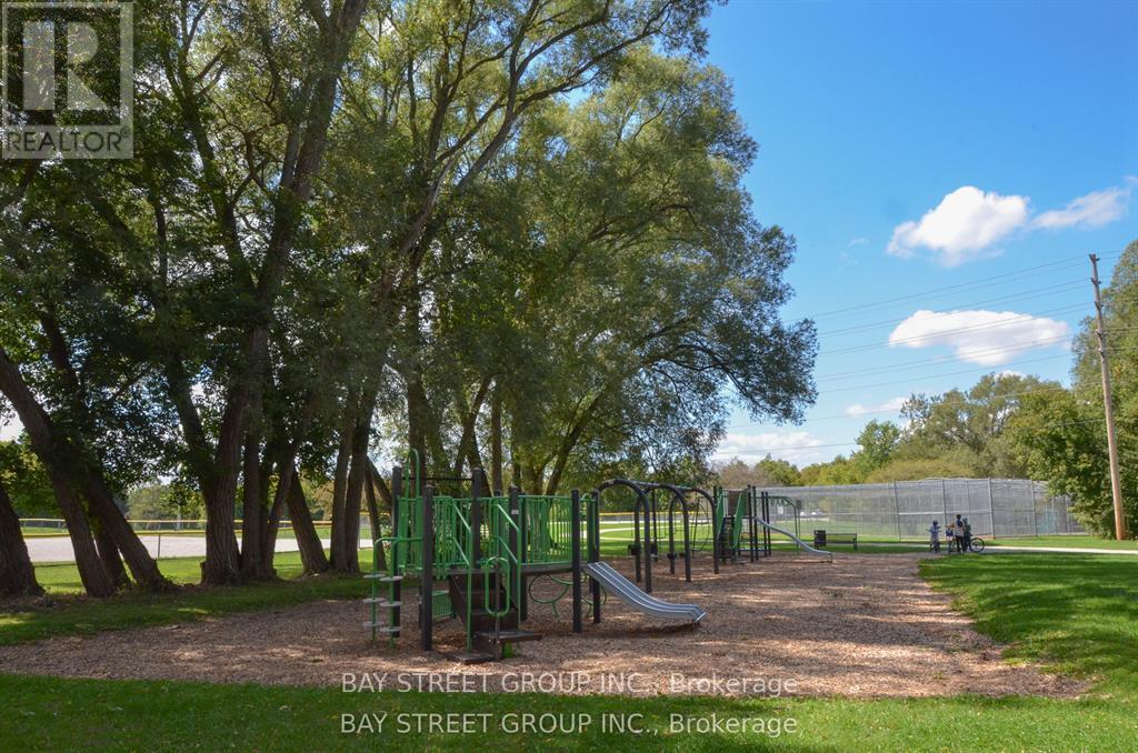 728 Sunnypoint Drive, Newmarket, Ontario  L3Y 2Z8 - Photo 2 - N12522678