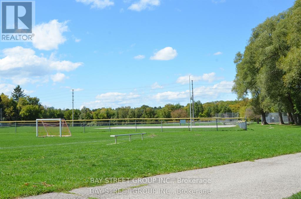 728 Sunnypoint Drive, Newmarket, Ontario  L3Y 2Z8 - Photo 3 - N12522678