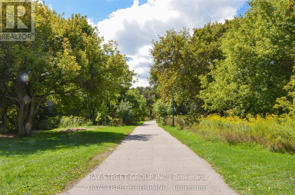 728 Sunnypoint Drive, Newmarket, Ontario  L3Y 2Z8 - Photo 5 - N12522678