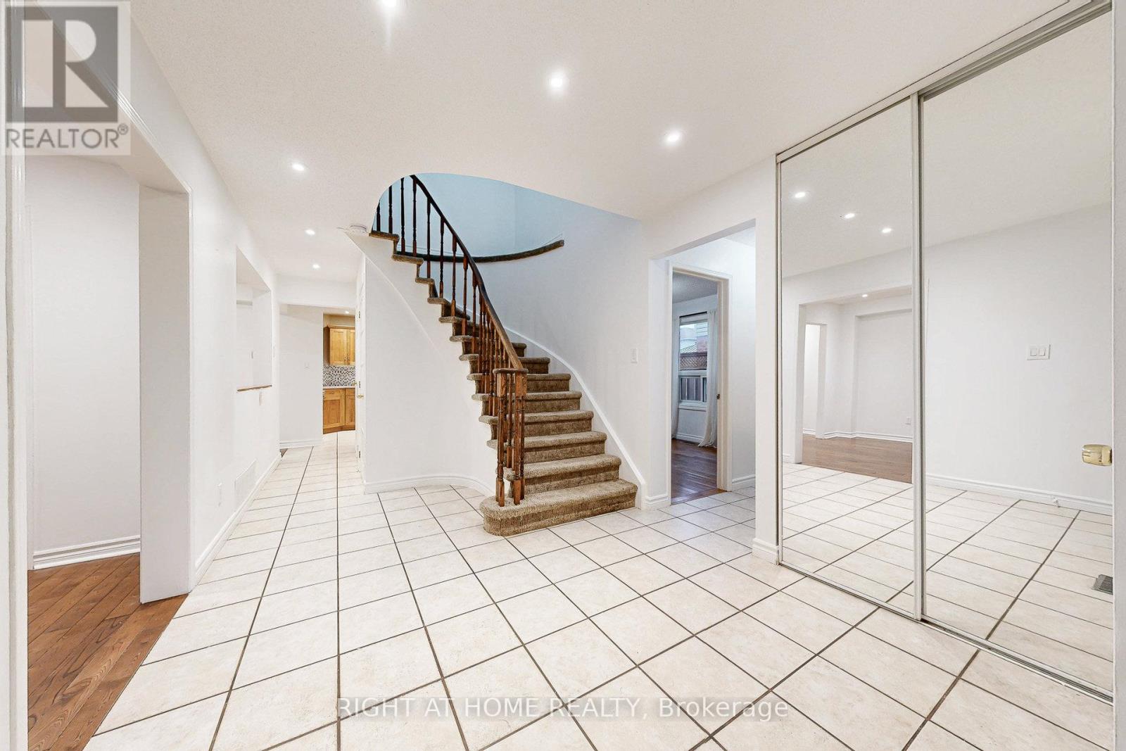 91 O'shaughnessy Crescent, Barrie (Holly), Ontario  L4N 7L9 - Photo 6 - S12522626