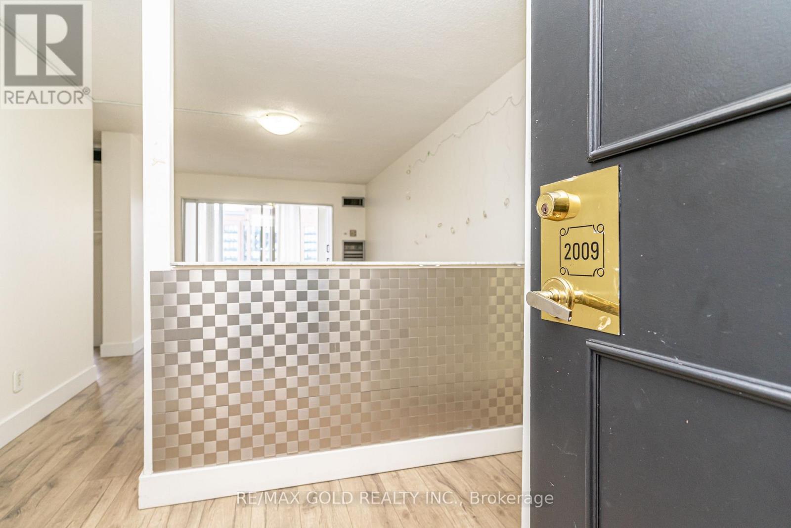 2009 - 115 Hillcrest Avenue, Mississauga, Ontario  L5B 3Y9 - Photo 14 - W12522382