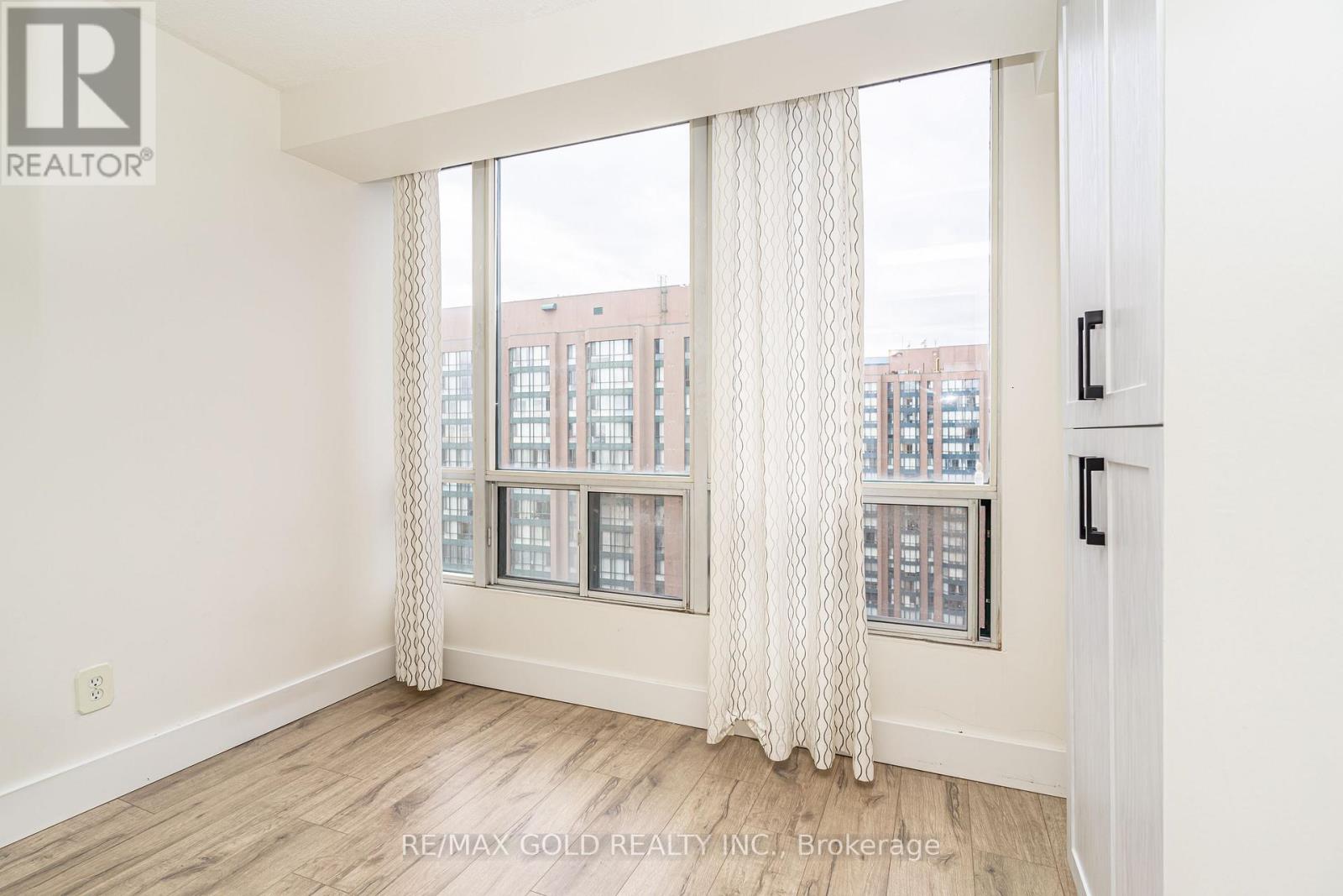 2009 - 115 Hillcrest Avenue, Mississauga, Ontario  L5B 3Y9 - Photo 18 - W12522382