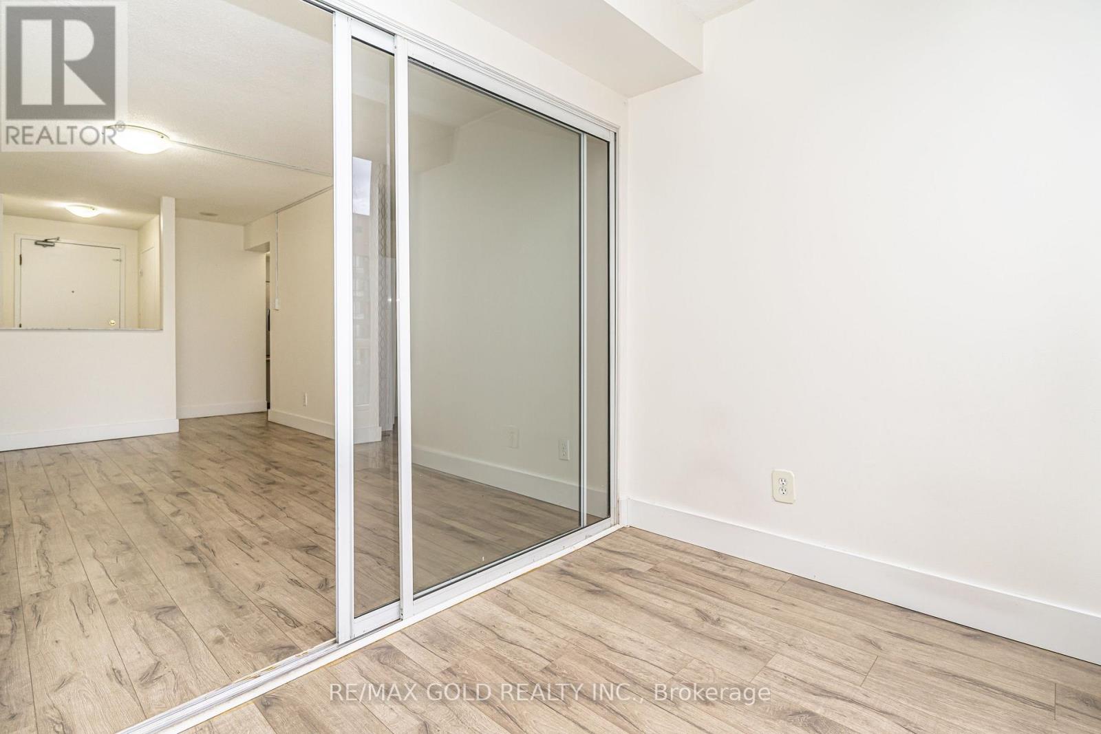 2009 - 115 Hillcrest Avenue, Mississauga, Ontario  L5B 3Y9 - Photo 19 - W12522382