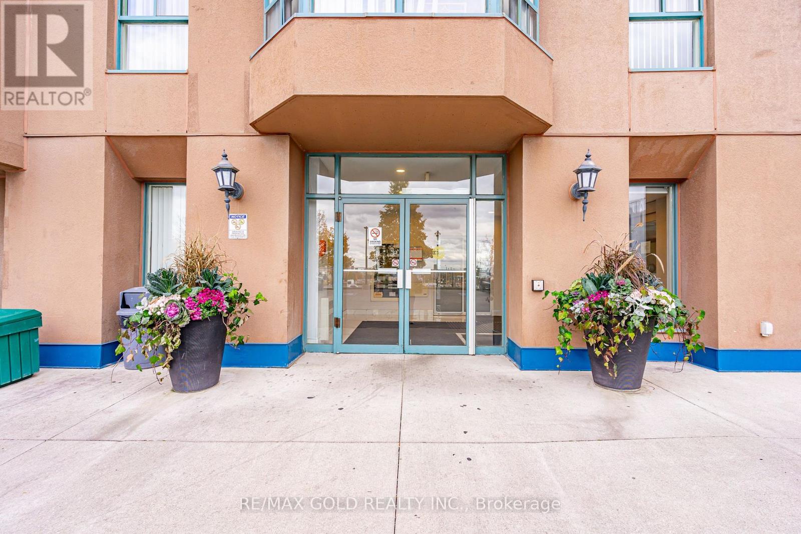 2009 - 115 Hillcrest Avenue, Mississauga, Ontario  L5B 3Y9 - Photo 4 - W12522382