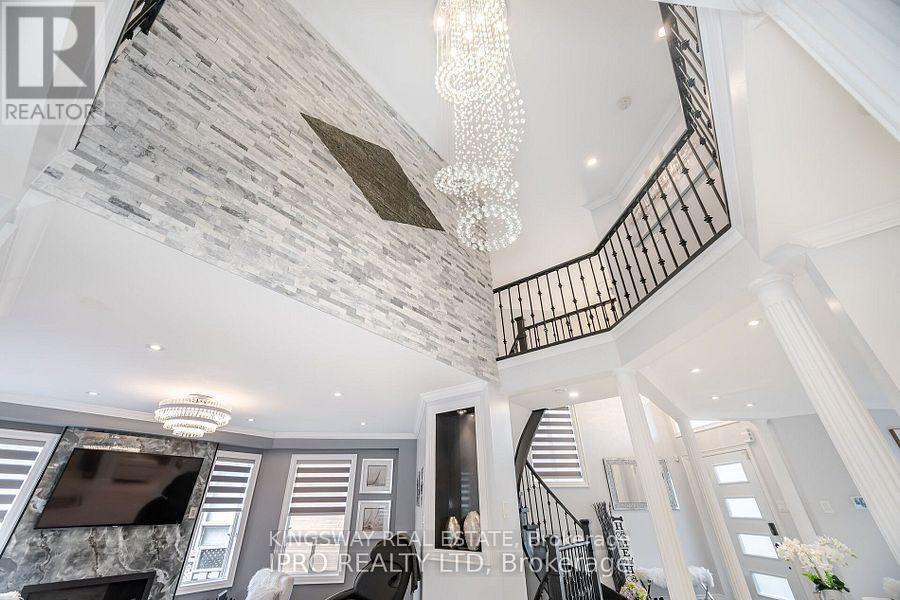 923 Bristol Road W, Mississauga, Ontario  L5V 2N9 - Photo 4 - W12522398