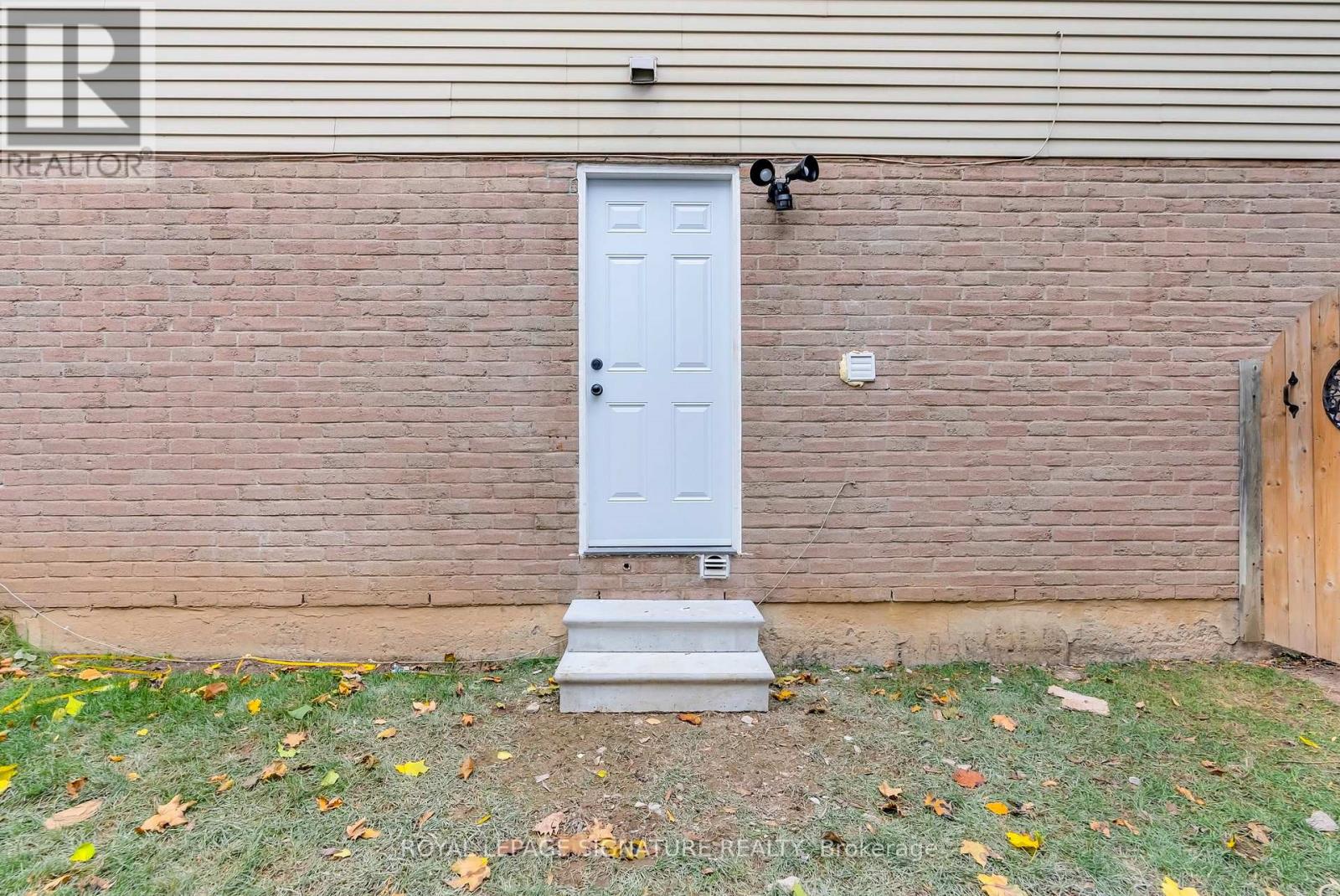 6467 Edenwood Drive, Mississauga, Ontario L5N 3H2 - Photo 44 - W12522416