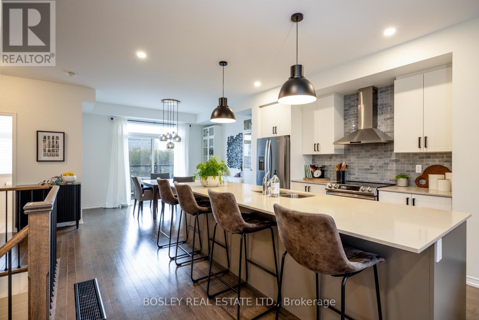 1818 Mitoff Place, Mississauga, Ontario L4W 0E8 - Photo 2 - W12522424