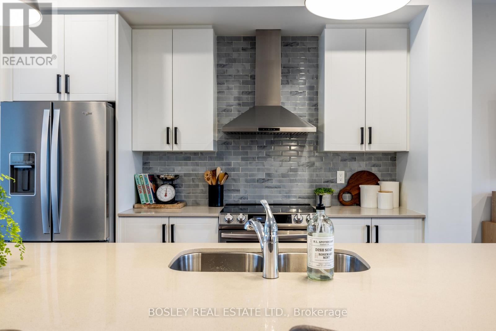 1818 Mitoff Place, Mississauga, Ontario L4W 0E8 - Photo 3 - W12522424