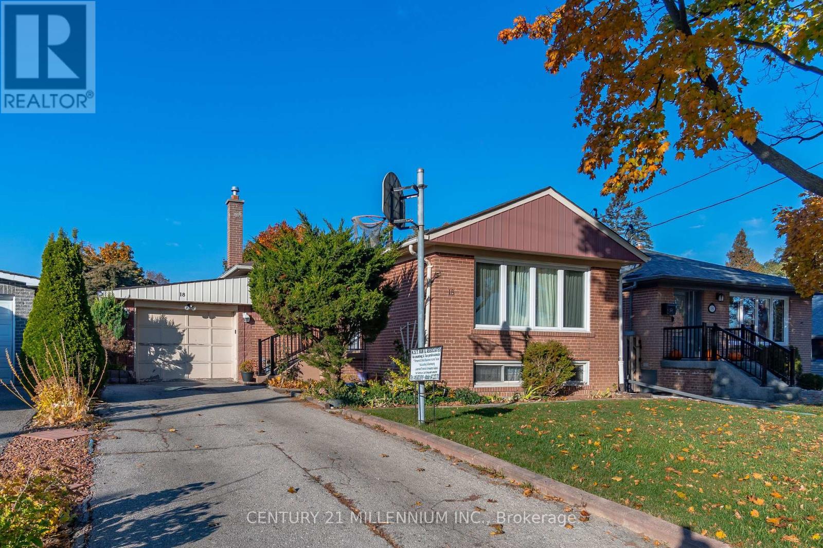 18 Margrath Place, Toronto, Ontario  M9C 4L2 - Photo 3 - W12522428