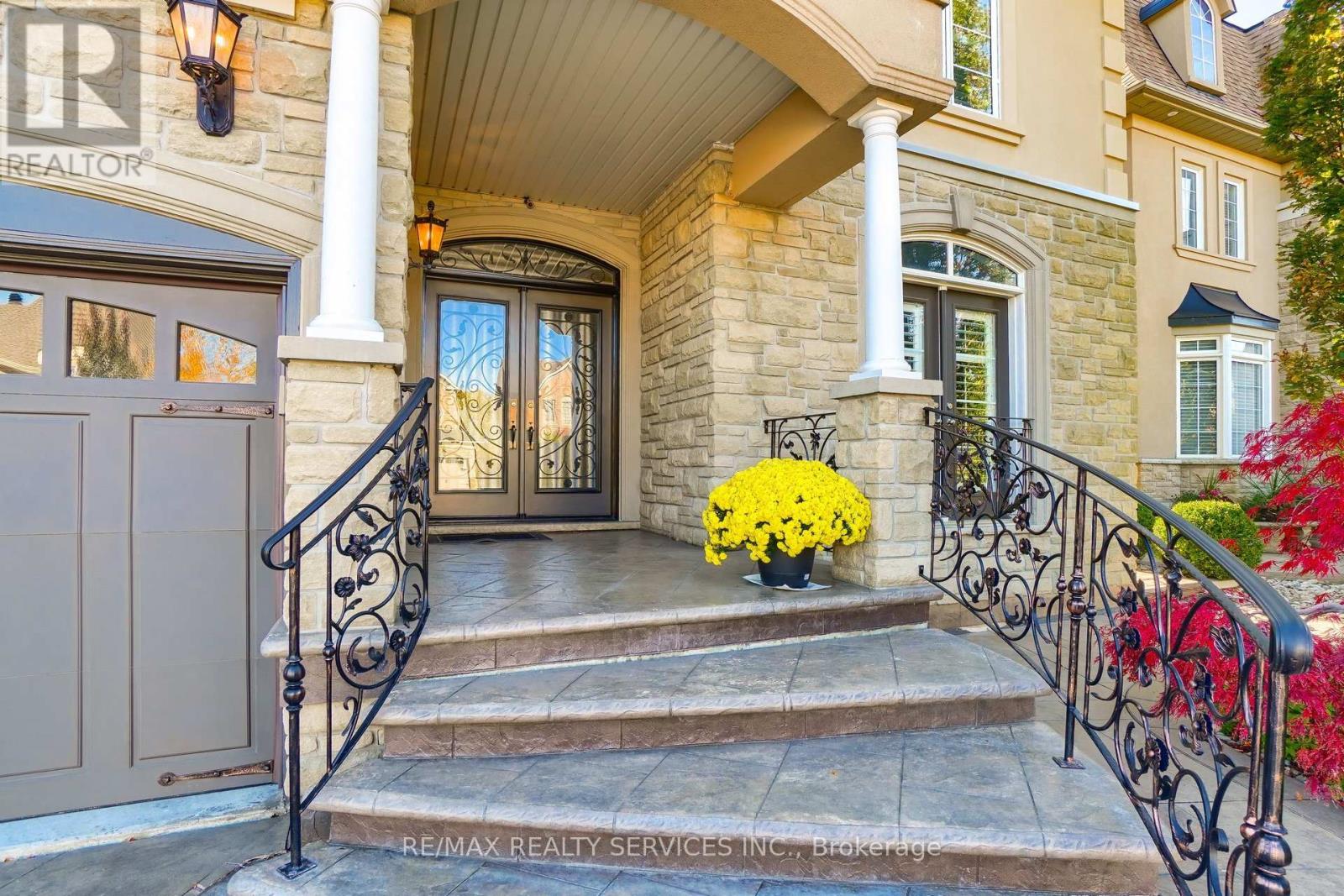 9 Concorde Drive, Brampton, Ontario L6P 1V3 - Photo 3 - W12522446