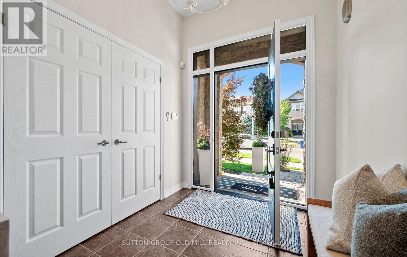 3304 Stalybridge Drive, Oakville, Ontario L6M 0K8 - Photo 2 - W12522450