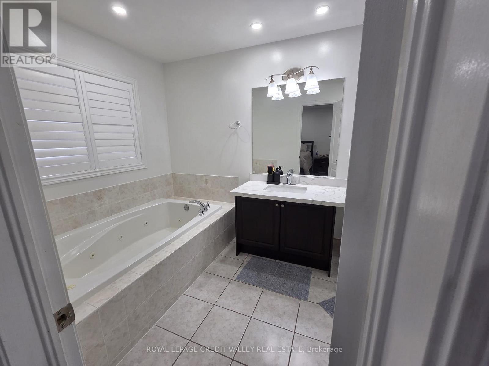 242 Jarrett Crossing Court, Milton, Ontario L9T 6Z9 - Photo 23 - W12522524