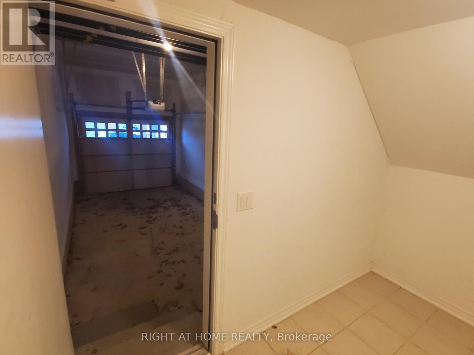 #301 - 272 Georgian Drive, Oakville, Ontario L6H 7K1 - Photo 10 - W12522638