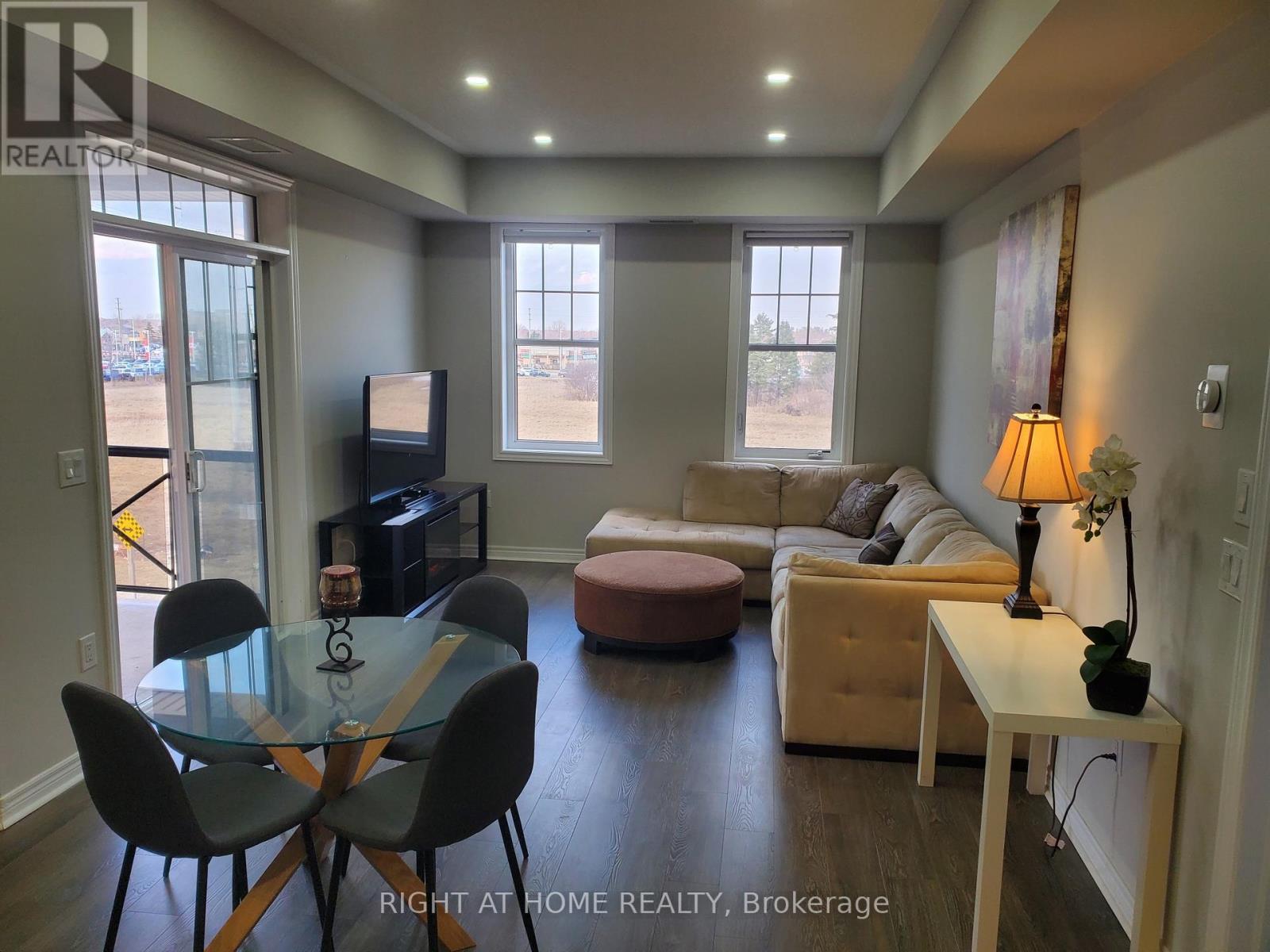 #301 - 272 Georgian Drive, Oakville, Ontario L6H 7K1 - Photo 2 - W12522638