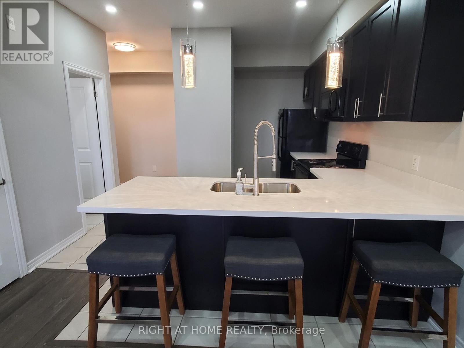 #301 - 272 Georgian Drive, Oakville, Ontario L6H 7K1 - Photo 3 - W12522638