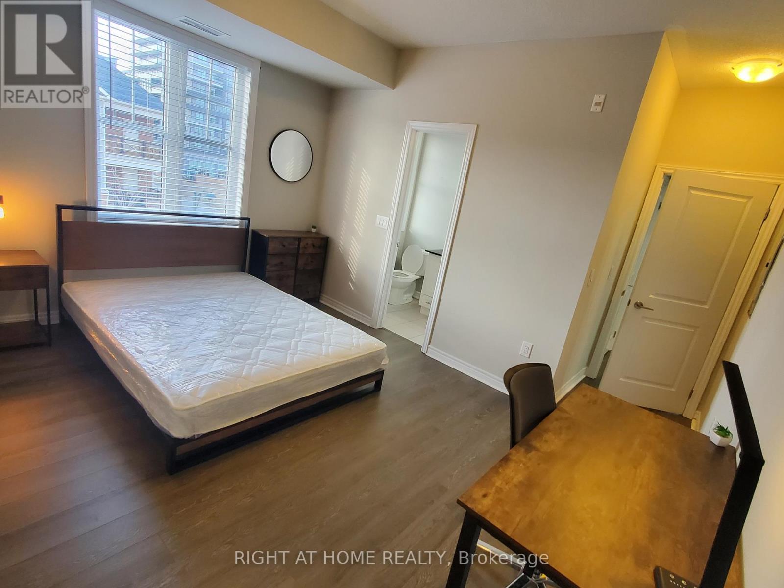 #301 - 272 Georgian Drive, Oakville, Ontario L6H 7K1 - Photo 5 - W12522638