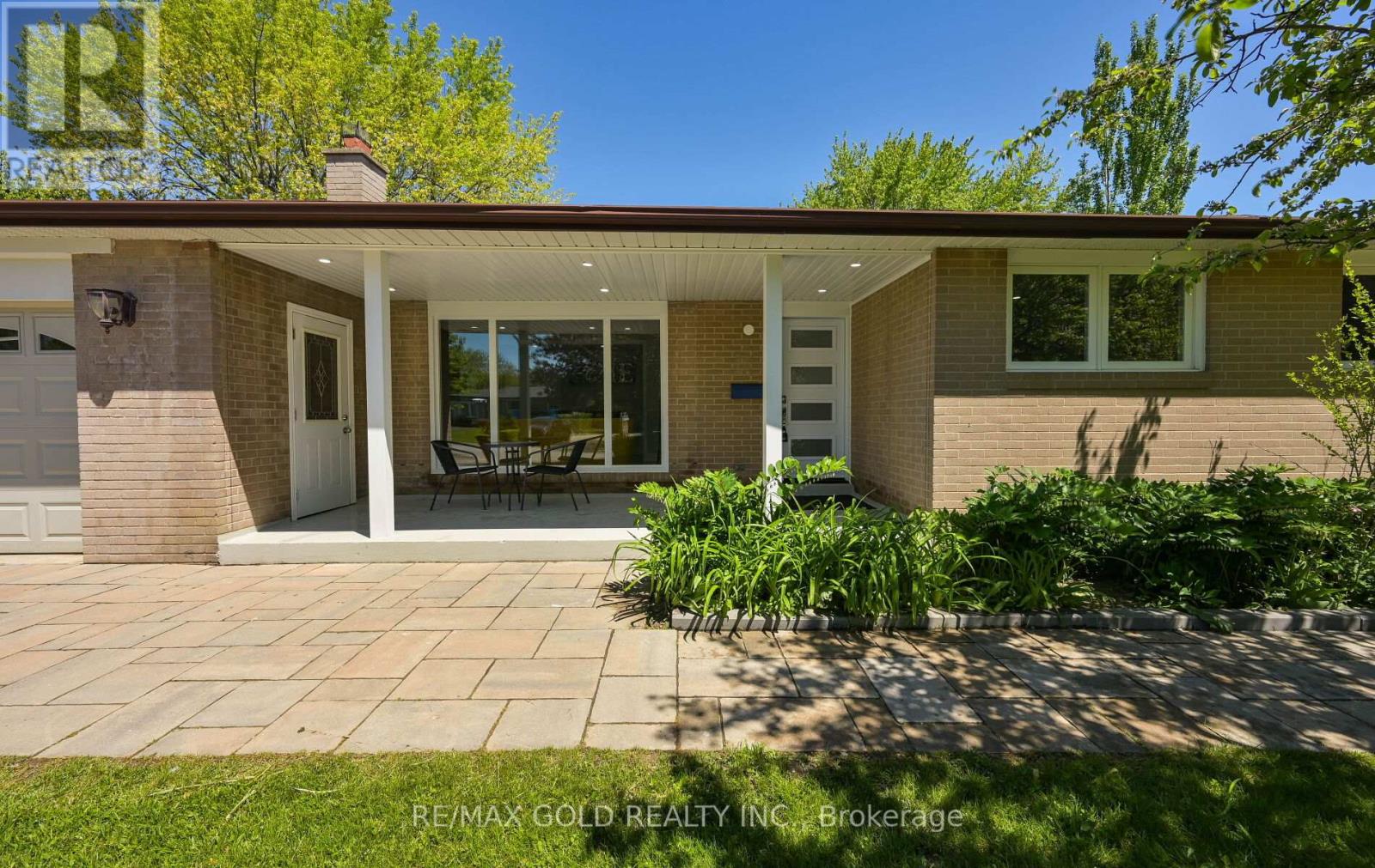 15 Flavian Crescent, Brampton, Ontario  L6T 3P2 - Photo 2 - W12522672