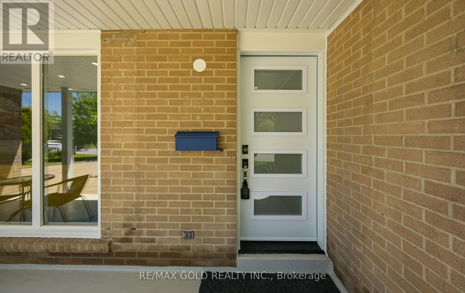 15 Flavian Crescent, Brampton, Ontario  L6T 3P2 - Photo 3 - W12522672