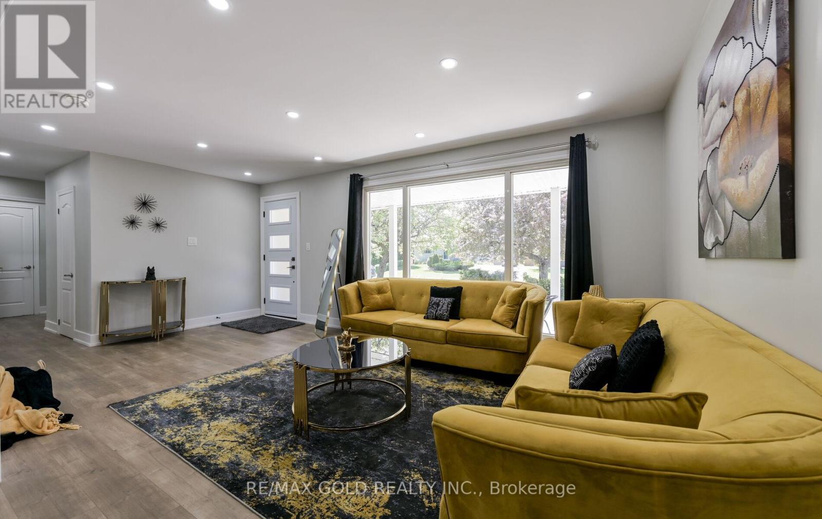 15 Flavian Crescent, Brampton, Ontario  L6T 3P2 - Photo 4 - W12522672